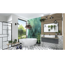 Badkamer met vrijstaand bad, wastafel, spiegel en douche met glazen wand