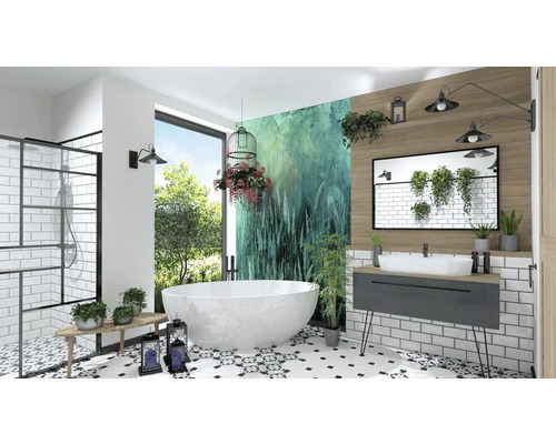 Badkamer met vrijstaand bad, wastafel, spiegel en douche met glazen wand