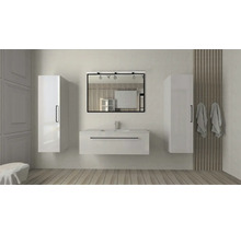 Lichte badkamer met wastafelonderkast, spiegelkast en hoge kasten