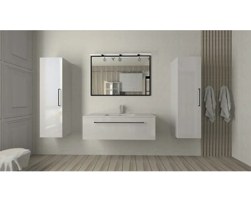 Lichte badkamer met wastafelonderkast, spiegelkast en hoge kasten