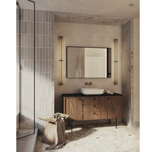 Lichte badkamer met wastafelonderkast, opzetwastafel, spiegel en verlichting