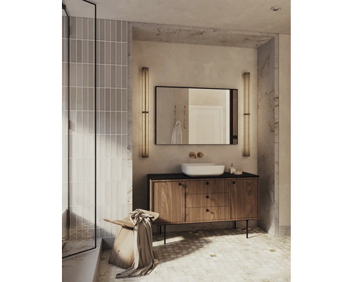 Lichte badkamer met wastafelonderkast, opzetwastafel, spiegel en verlichting