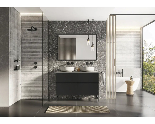 Moderne badkamer met dubbele wastafel, spiegel, douche en bad.