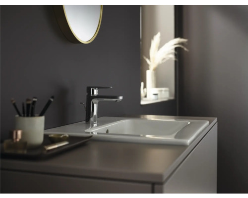 Badkamerwastafel met kraan en spiegel