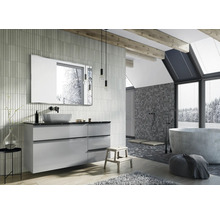 Badkamer met wastafelmeubel, spiegel en vrijstaand bad