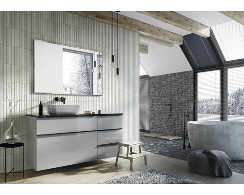 Badkamer met wastafelmeubel, spiegel en vrijstaand bad