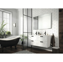 Lichte badkamer met vrijstaand bad, wastafelonderkast en douchewand