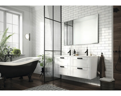 Lichte badkamer met vrijstaand bad, wastafelonderkast en douchewand