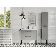 Moderne badkamer met wastafelonderkast, spiegelkast en hoge kast voor een witte bakstenen muur