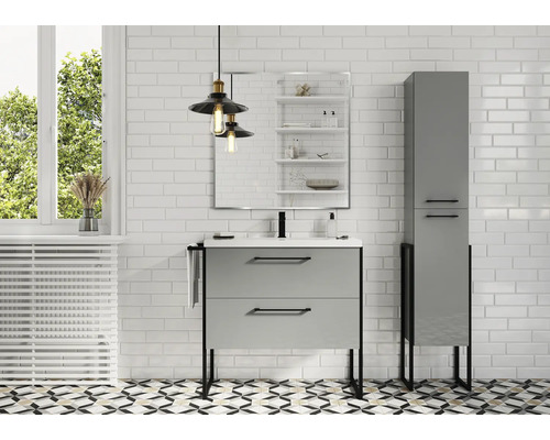 Moderne badkamer met wastafelonderkast, spiegelkast en hoge kast voor een witte bakstenen muur