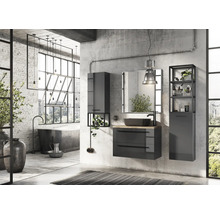 Badkamer in loftstijl met wastafelonderkast, spiegelkast en hoge kast