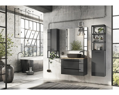 Badkamer in loftstijl met wastafelonderkast, spiegelkast en hoge kast