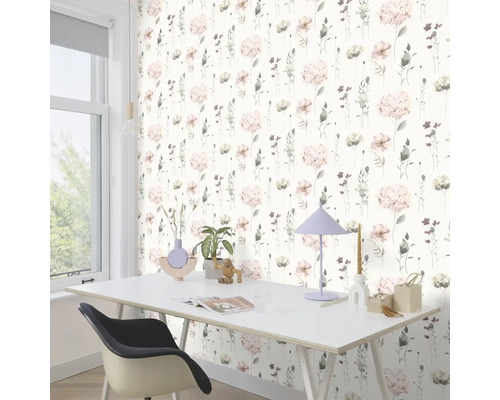 Lichte kamer met bureau en bloemenbehang