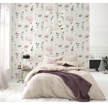 Lichte slaapkamer met bloemetjesbehang, bed en badkuip op de achtergrond