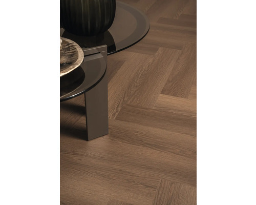 Laminaat in visgraatmotief gelegd met salontafel