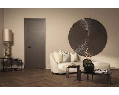 Woonkamer met deur, bank, tafels en decoratie