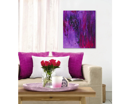 Lichte woonkamer met abstract schilderij, bank, kussens en salontafel