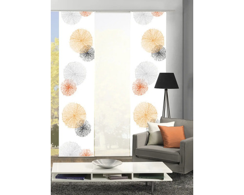 Woonkamer met schuifgordijnen met cirkelpatroon, bank en salontafel