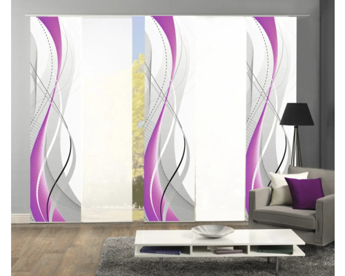 Decoratieve schuifgordijnen met abstract patroon in een moderne woonkamer.