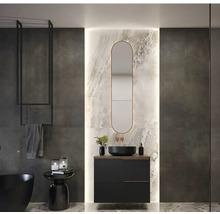 Moderne badkamer met wastafel, spiegel, handdoekrek en bad