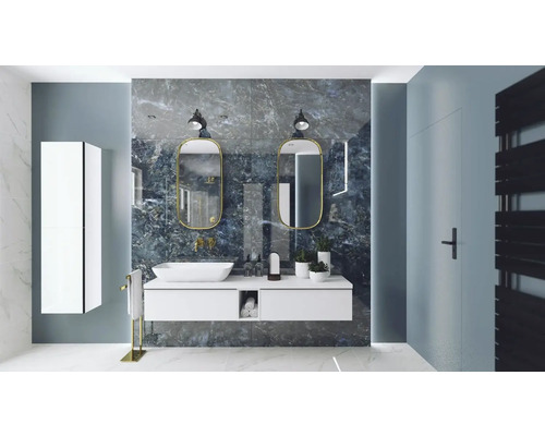 Lichte badkamer met wastafel, spiegels en handdoekradiator