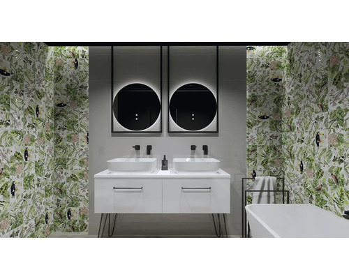 Badkamer met wastafel, spiegels, bad en wandtegels met plantmotief