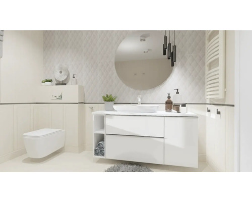 Lichte badkamer met toilet, wastafelmeubel met spiegel en radiator