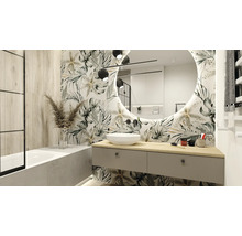 Moderne badkamer met bad, wastafel, spiegel en tropisch behang