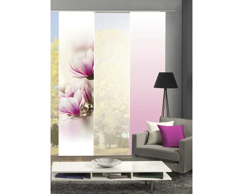 Kamerinterieur met schuifgordijnen met bloemmotieven en woonkamermeubilair