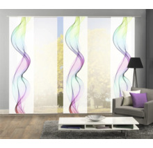 Kamer met schuifgordijnen met abstract design, bank en tafel