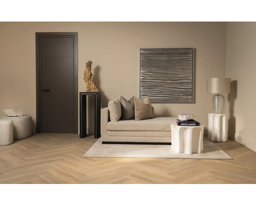 Lichte woonkamer met divan, kunstwerken en decoratieve bijzettafels