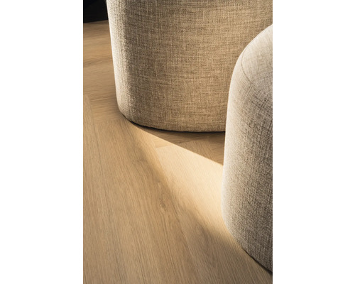 Detailopname van twee poefs op een houten vloer