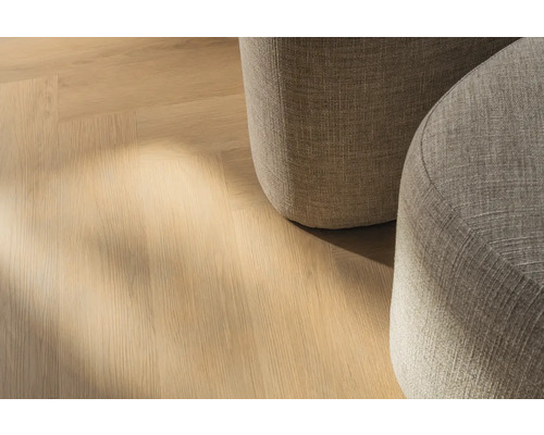 Vinylvloer met lichte houtlook en twee krukken