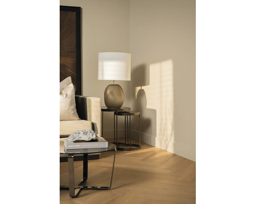 Interieur met bank, bijzettafel en tafellamp