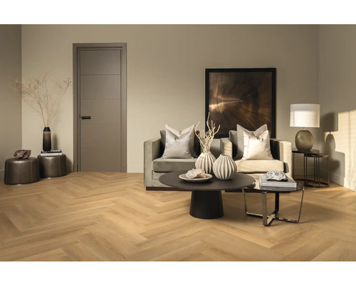 Woonkamer met bank, salontafel, vloerlamp en houten deur