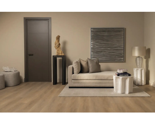 Woonkamer met bank, tafel, lamp, deur en decoraties in neutrale kleuren voor een lichte en georganiseerde sfeer.