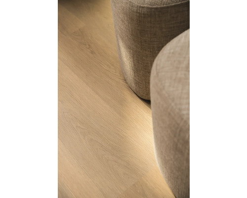 Detailopname van lichte laminaatvloer naast voetenbanken