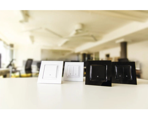 Verschillende lichtschakelaars in verschillende uitvoeringen op een tafel