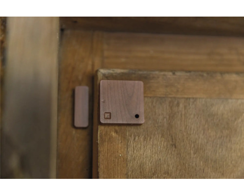 Deur- en raamsensor op houten deur