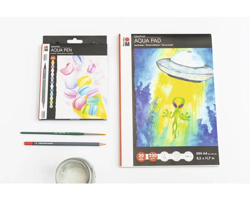 Aquarelverf, penseel, potlood en aquarelpapier voor artistieke doeleinden.