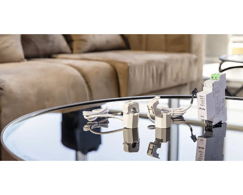 Shelly 3EM energiemeter en stroomsensoren op een tafel