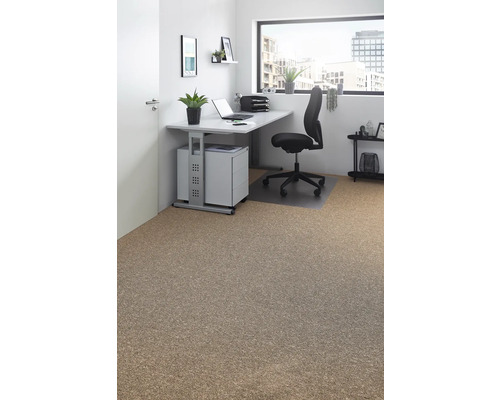 Moderne kantoorruimte met kurkvloer, bureau, bureaustoel en raam