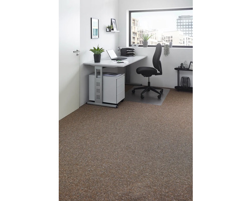 Kantoor met bureau, bureaustoel en kurkvloer