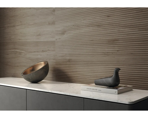 Wanddecoratie met horizontaal gegroefde panelen en decoratieve elementen op een dressoir