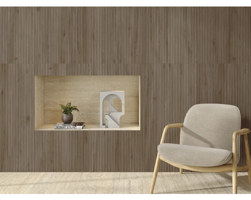 Woonkamerontwerp met geribbelde wandpanelen, fauteuil en decoratie in een nis