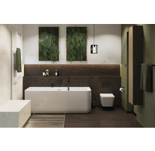 Lichte badkamer met ligbad, toilet, hangkast, handdoekradiator en wanddecoratie