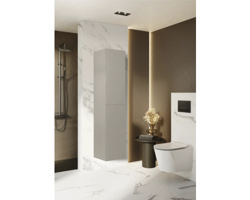 Moderne badkamer met spiegelkast, douche en toilet