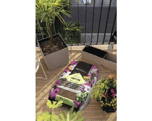 Balkonscène met plantenbakken en een 40 liter verpakking Lechuza Unipon plantenaarde voor alle buiten- en balkonplanten