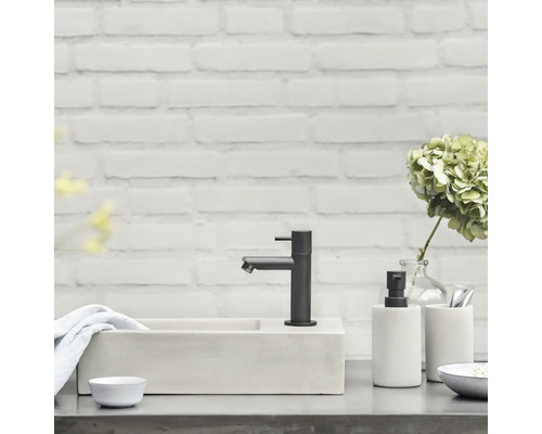 Moderne badkameropstelling met wastafel, kraan en accessoires