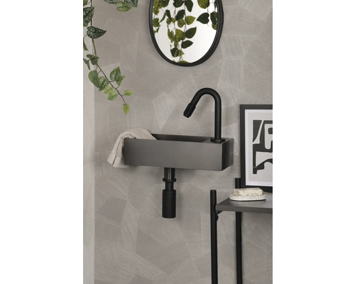 Badkamer met wastafel, kraan, spiegel en decoratie